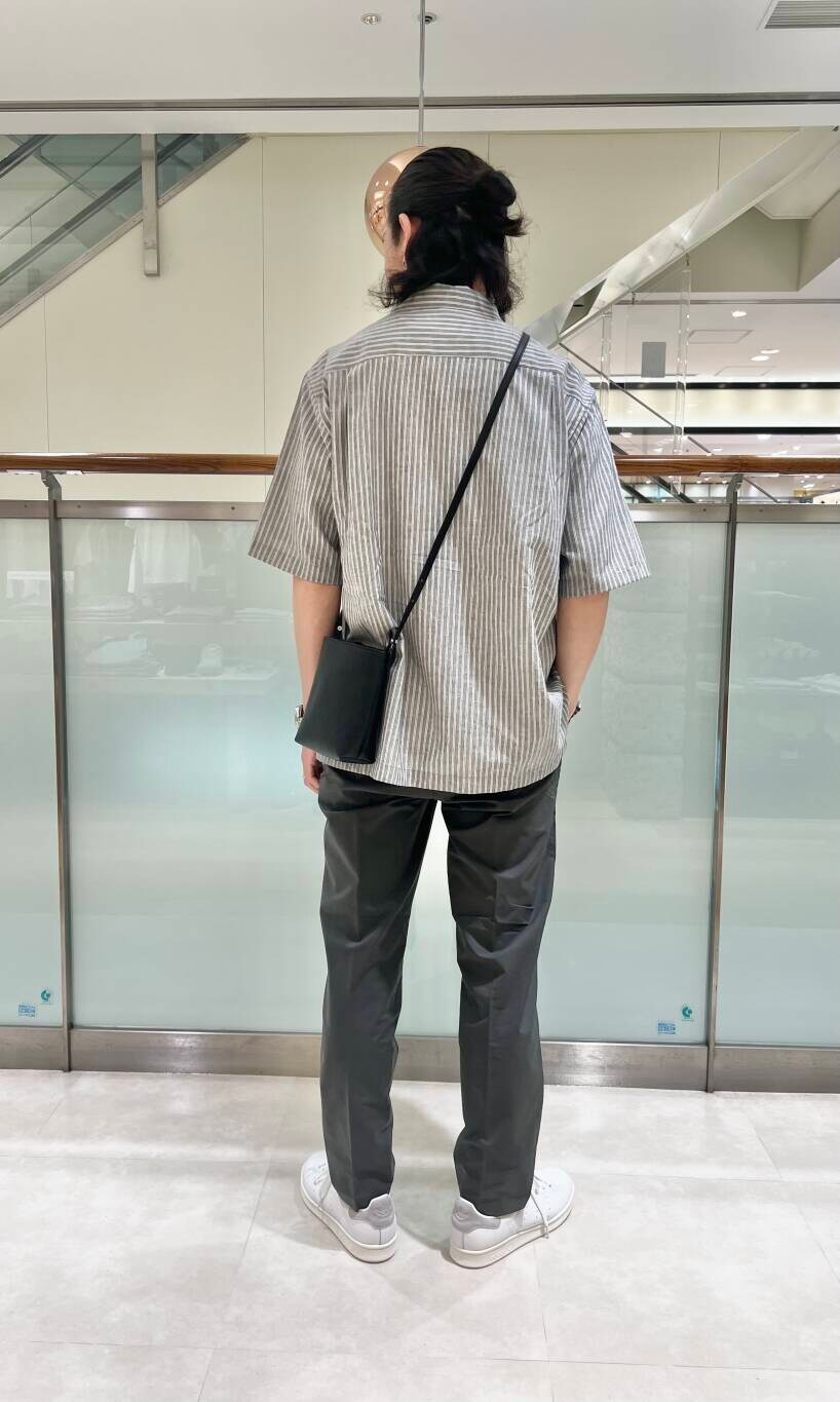 グレー系のシャツ/ブラウス、グリーン系のその他パンツ、ホワイト系のTシャツ/カットソーを着用したメンズの夏コーディネートの3枚目の写真