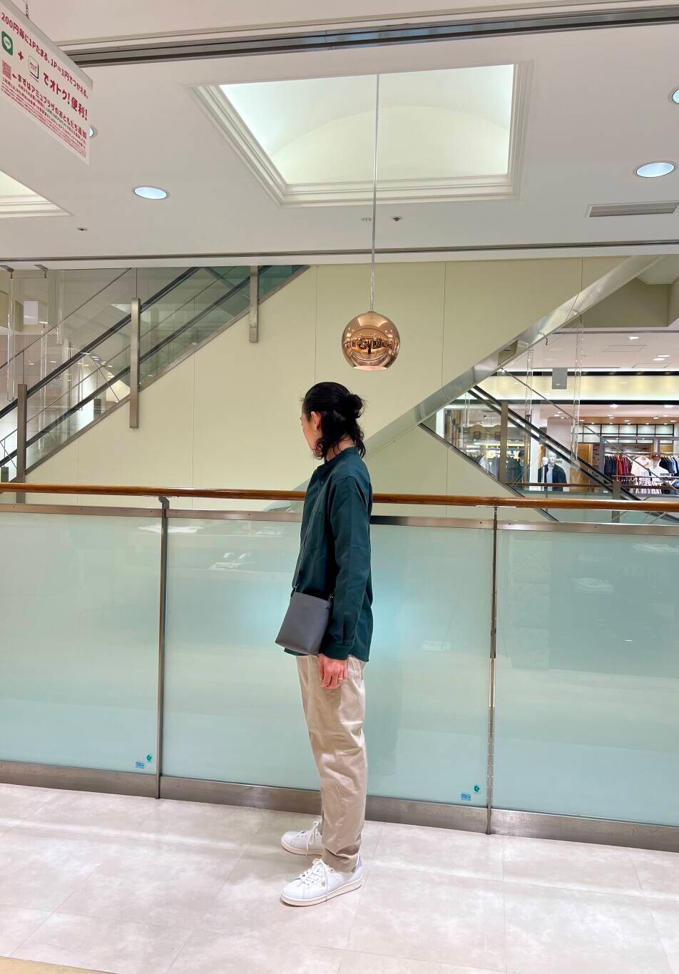 ホワイト系のスニーカー、グレー系のショルダーバッグ、ベージュ系のその他パンツを着用したメンズの夏コーディネートの2枚目の写真