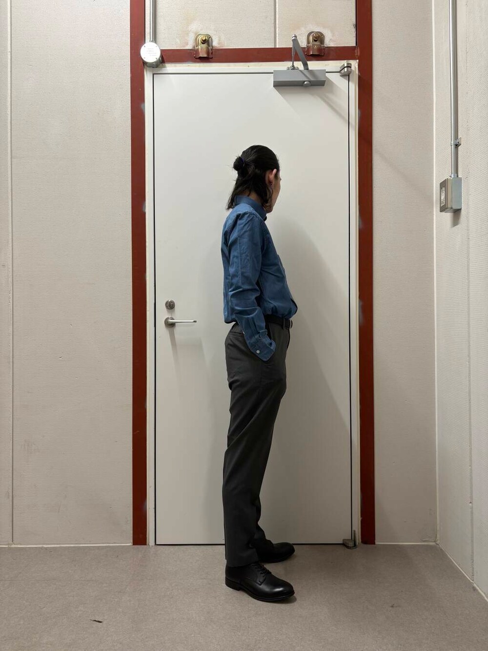 ブラック系のベルトを着用したメンズの春コーディネートの2枚目の写真