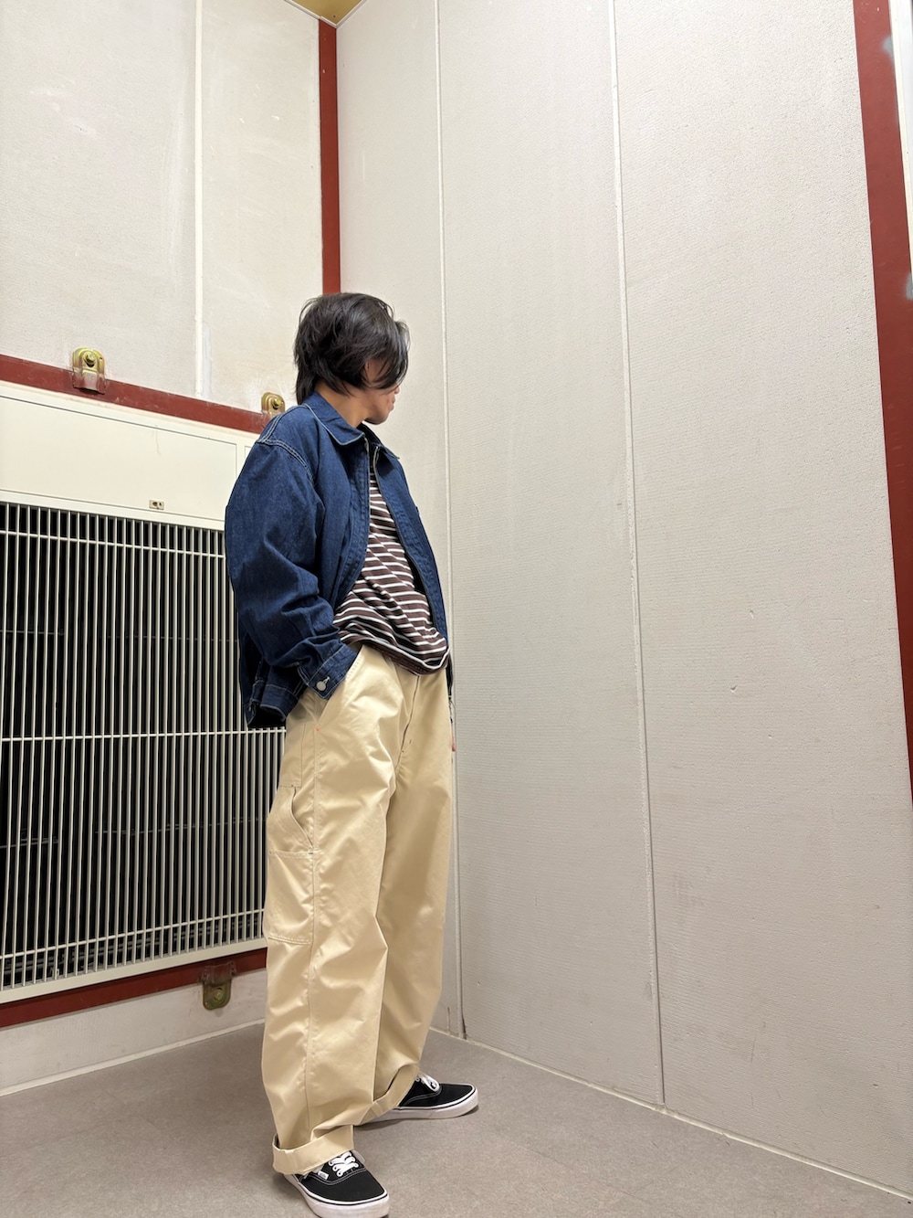 ブルー系のブルゾン、ホワイト系のその他パンツ、グレー系のTシャツ/カットソーを着用したメンズの冬コーディネートの2枚目の写真