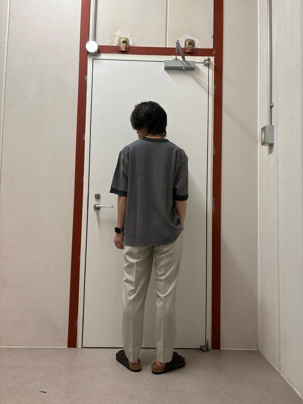 グレー系のその他パンツ、グレー系のサンダル、グレー系のTシャツ/カットソーを着用したメンズの春コーディネートの3枚目の写真