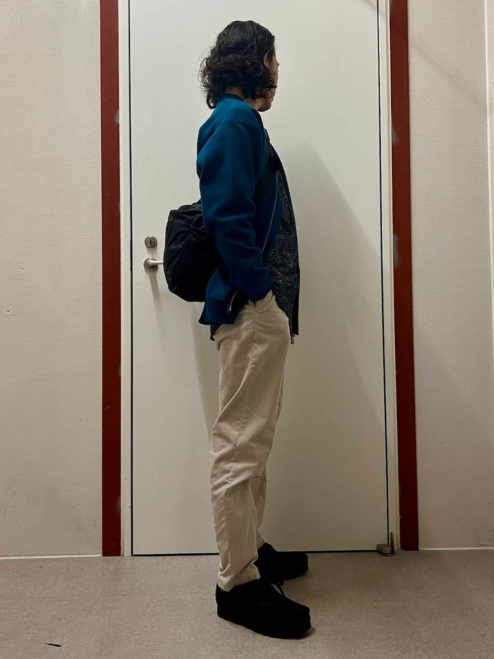 ホワイト系のその他パンツ、ブラック系のブーツ、ブルー系のカーディガン/ボレロを着用したメンズの秋コーディネートの2枚目の写真