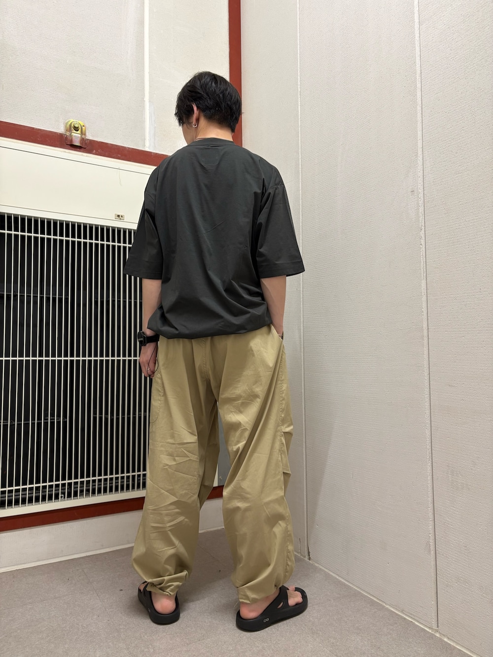 グレー系のTシャツ/カットソー、ベージュ系のその他パンツを着用したメンズの夏コーディネートの3枚目の写真