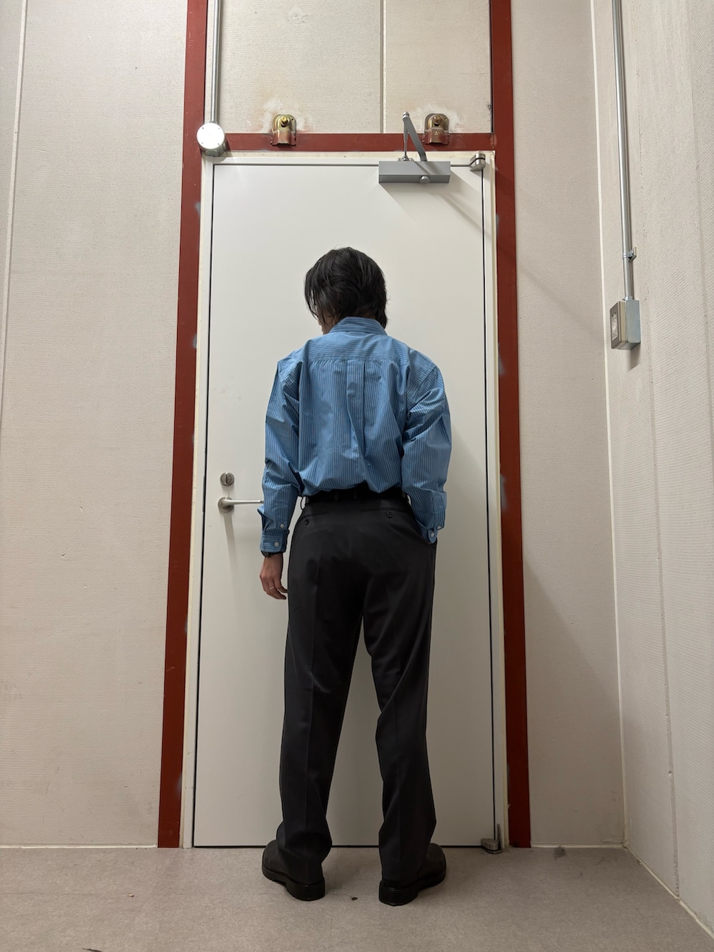 ブルー系のシャツ/ブラウス、グレー系のその他パンツを着用したメンズの冬コーディネートの3枚目の写真