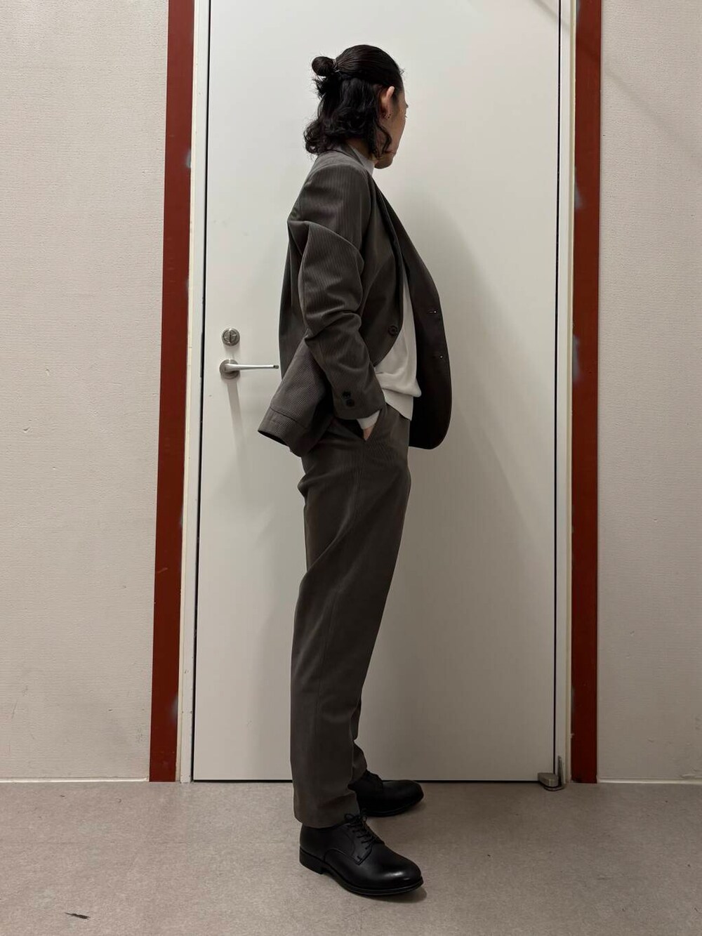 ホワイト系のシャツ/ブラウス、ブラック系のドレスシューズ、ブラウン系のスーツパンツを着用したメンズの秋コーディネートの2枚目の写真