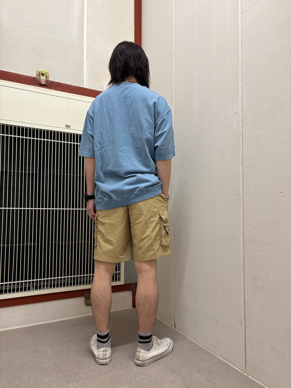 ブルー系のTシャツ/カットソー、ベージュ系のその他パンツを着用したメンズの夏コーディネートの3枚目の写真