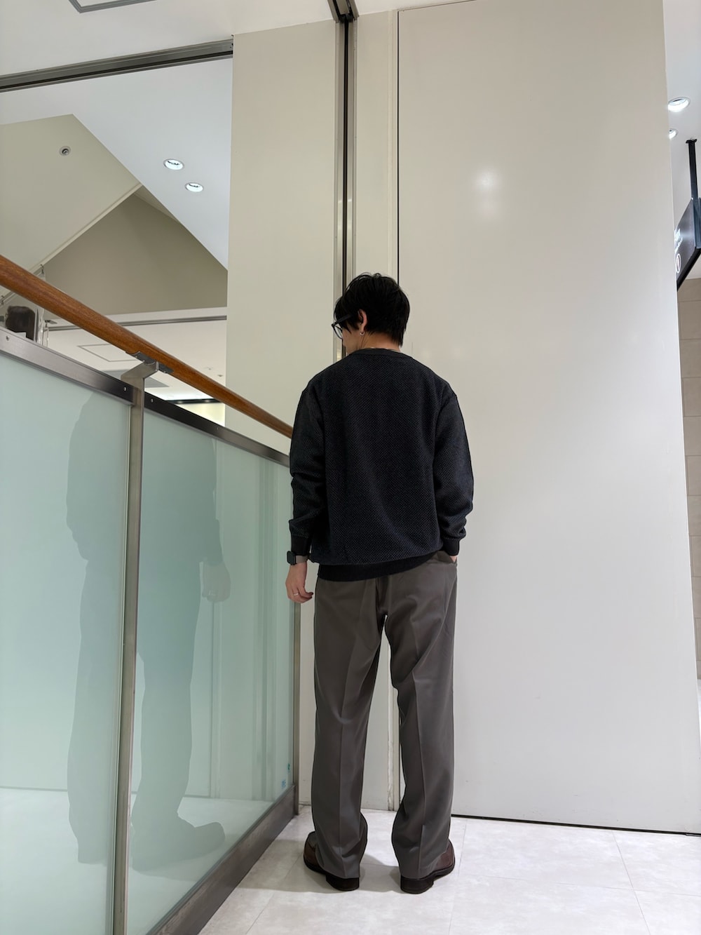 グレー系のニット/セーター、グリーン系のその他パンツを着用したメンズの秋コーディネートの3枚目の写真