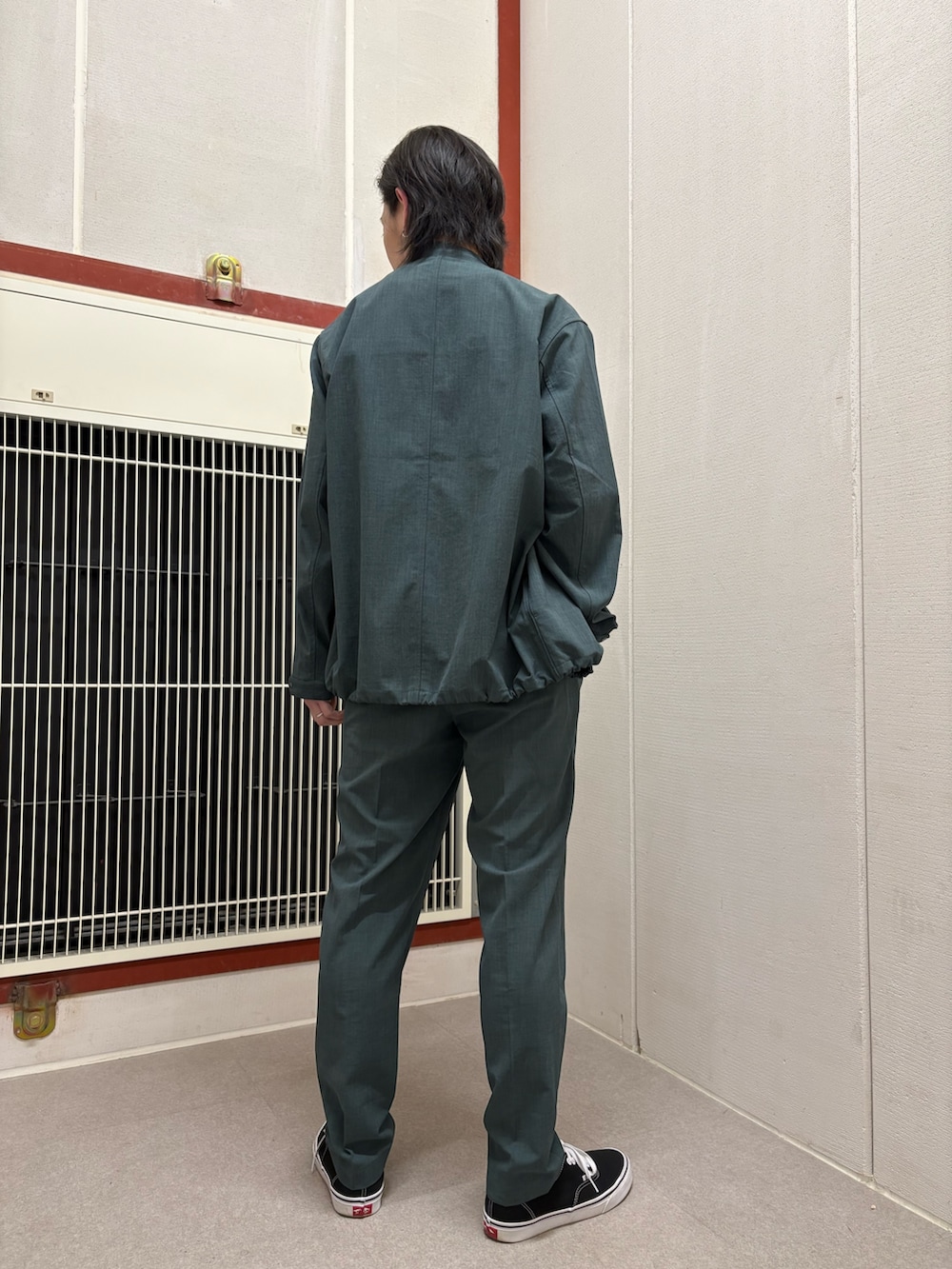 グリーン系のブルゾン、グリーン系のその他パンツ、ホワイト系のTシャツ/カットソーを着用したメンズの春コーディネートの3枚目の写真