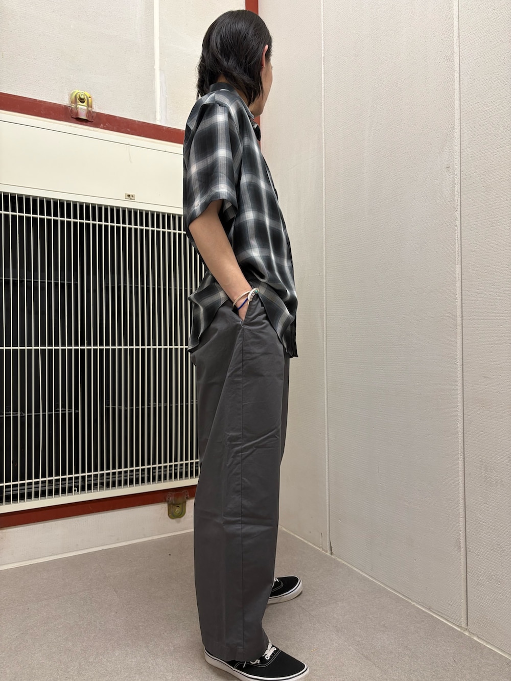グレー系のシャツ/ブラウス、グレー系のパンツを着用したメンズの春コーディネートの2枚目の写真