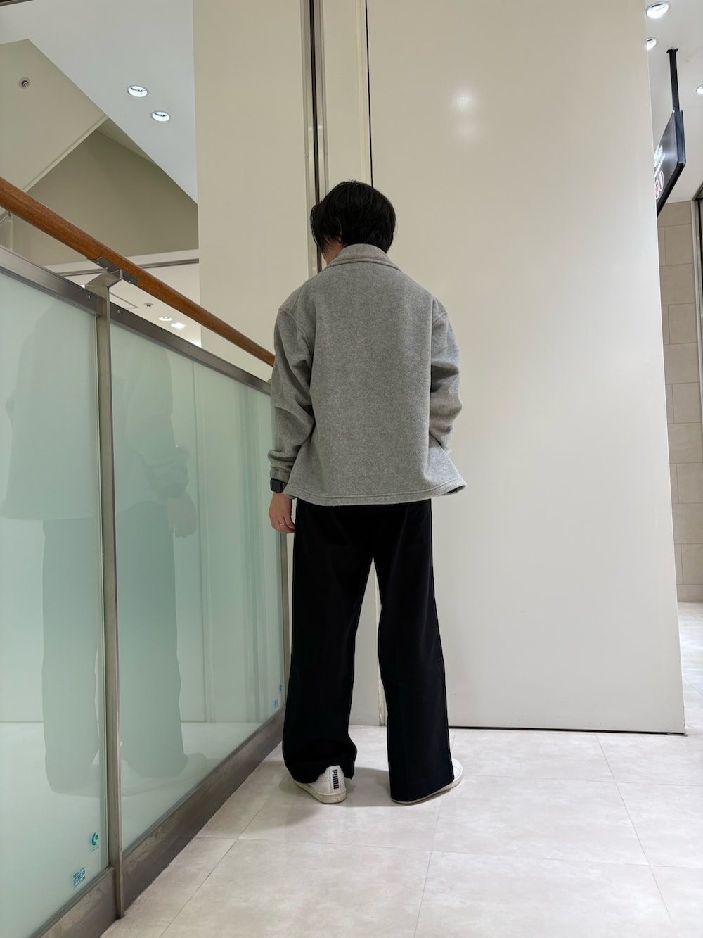 グレー系のブルゾン、ブラック系のその他パンツを着用したメンズの秋コーディネートの3枚目の写真