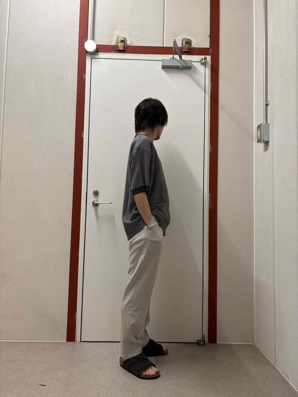 グレー系のその他パンツ、グレー系のサンダル、グレー系のTシャツ/カットソーを着用したメンズの春コーディネートの2枚目の写真