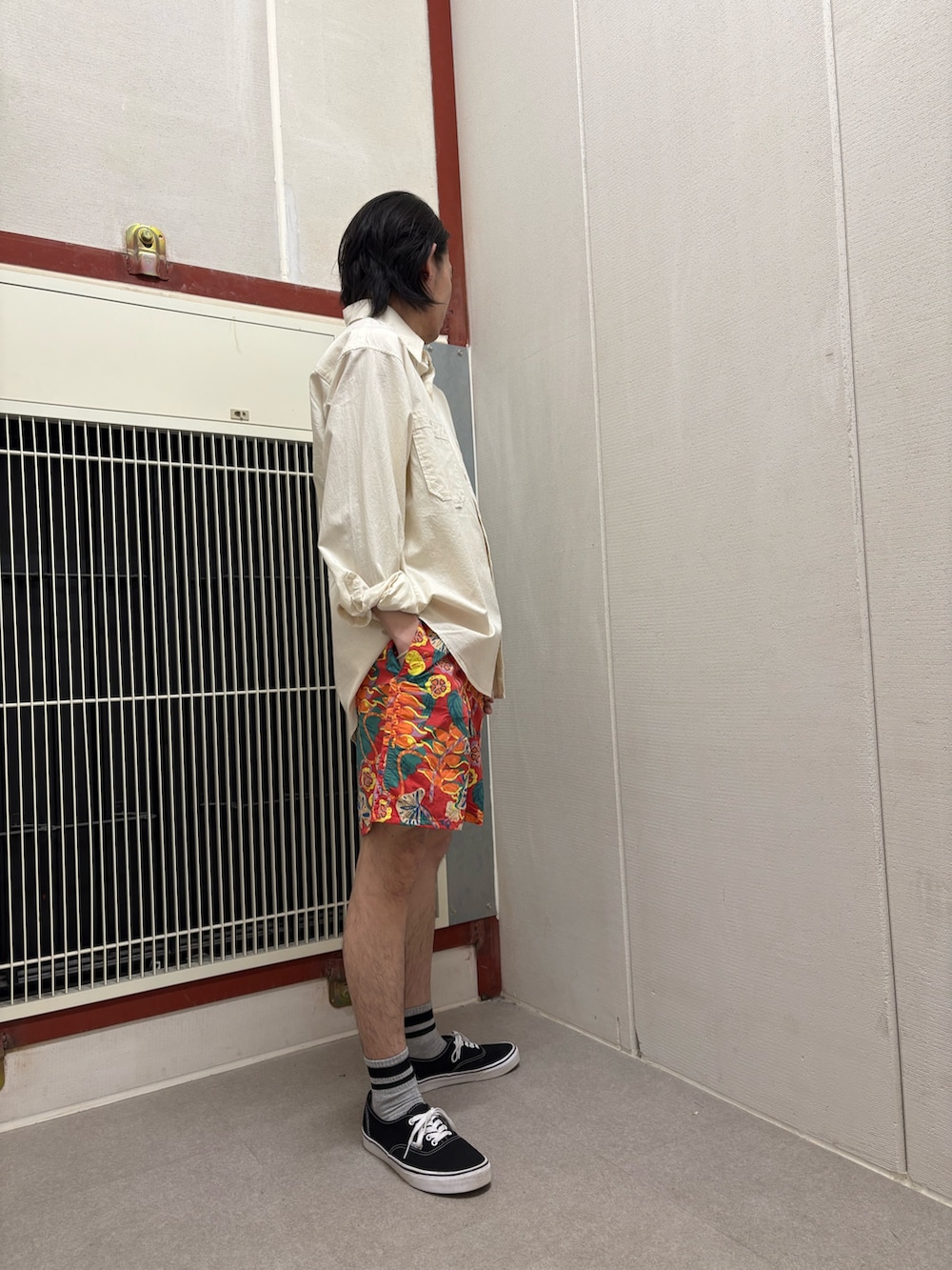 ホワイト系のシャツ/ブラウス、レッド系のその他パンツを着用したメンズの春コーディネートの2枚目の写真