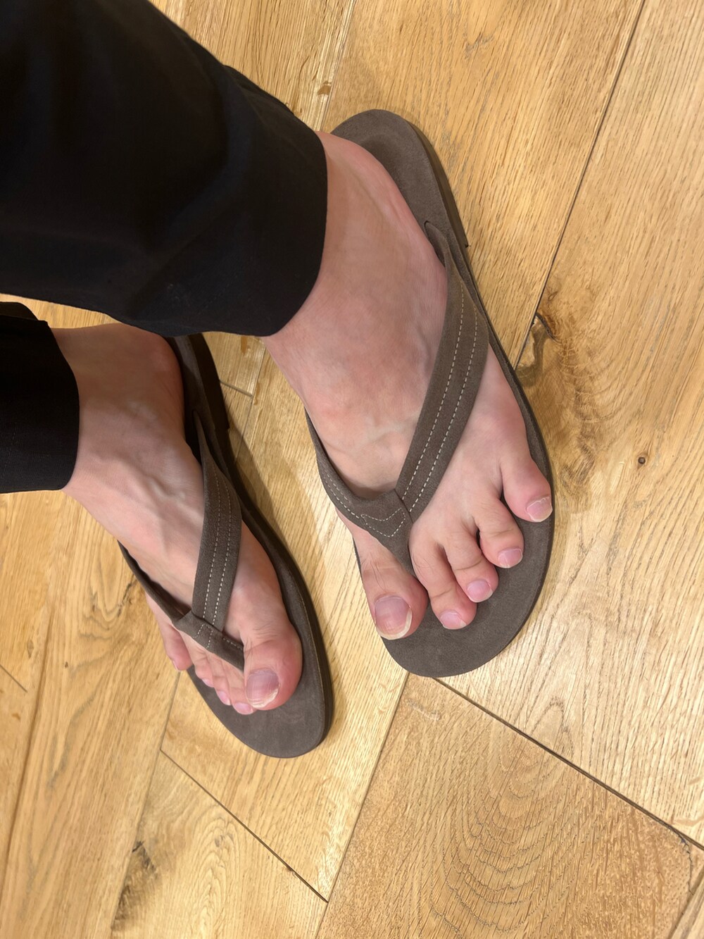 ブラック系のその他パンツ、オレンジ系のシャツ/ブラウス、ベージュ系のTシャツ/カットソーを着用したメンズの夏コーディネートの3枚目の写真