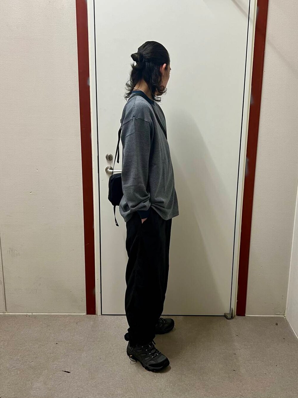 グリーン系のTシャツ/カットソー、ブラック系のその他パンツ、グレー系のスニーカーを着用したメンズの夏コーディネートの2枚目の写真