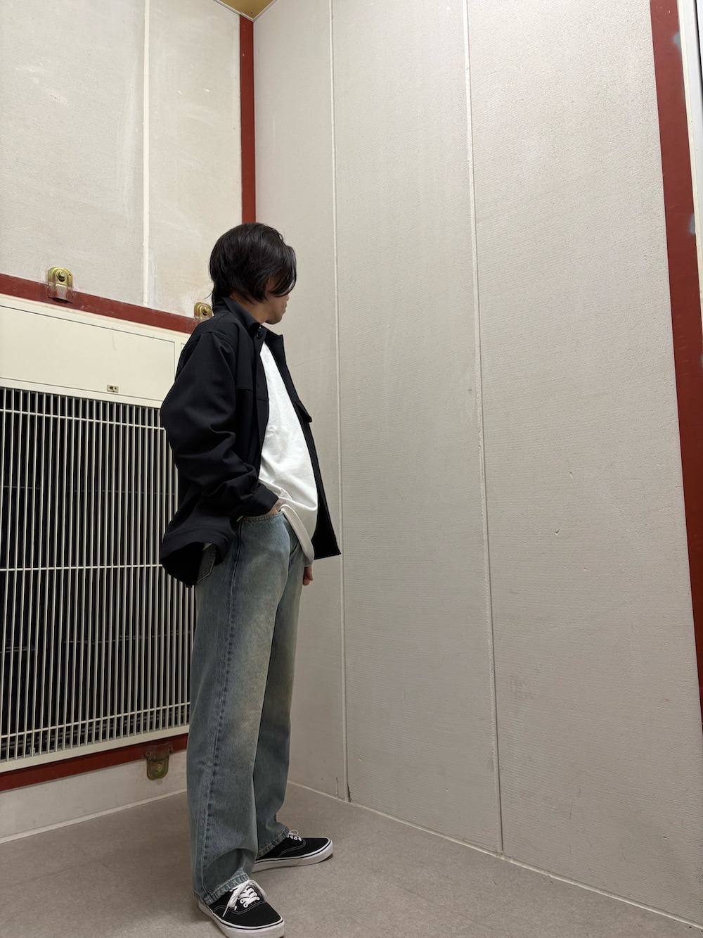 ブルー系のその他アウター、ホワイト系のTシャツ/カットソー、ブルー系のデニムパンツを着用したメンズの冬コーディネートの2枚目の写真