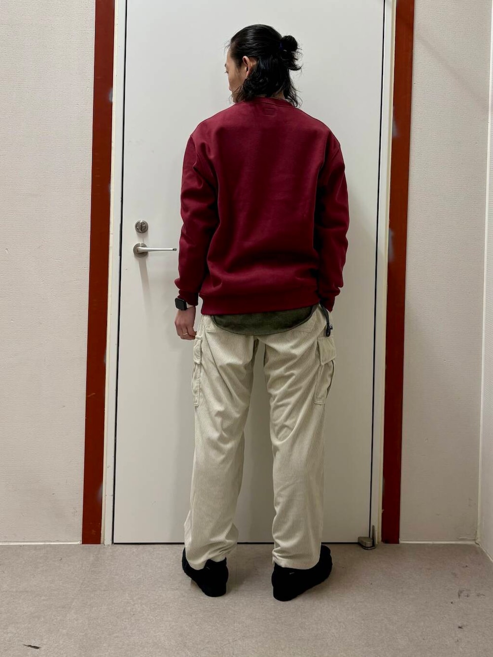 ブラック系のブーツ、ホワイト系のその他パンツ、グリーン系のシャツ/ブラウスを着用したメンズの冬コーディネートの2枚目の写真