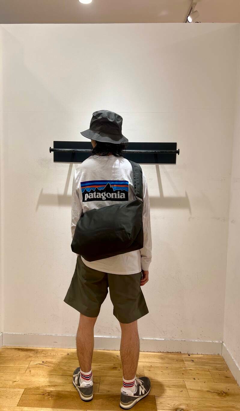 グレー系のショルダーバッグ、グリーン系のその他パンツ、グレー系のスニーカーを着用したメンズの夏コーディネートの3枚目の写真