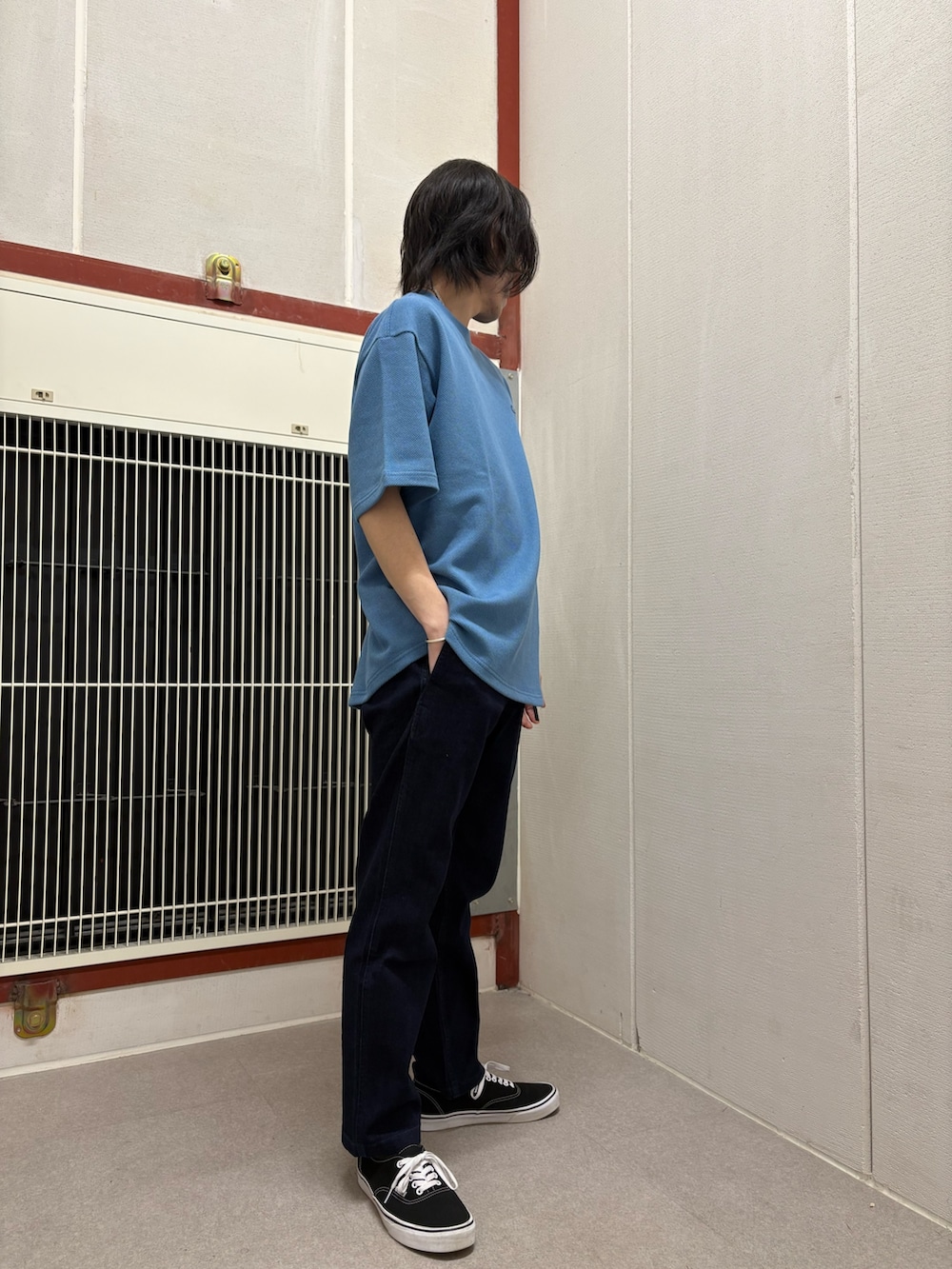 ブルー系のTシャツ/カットソー、ブルー系のその他パンツを着用したメンズの春コーディネートの2枚目の写真