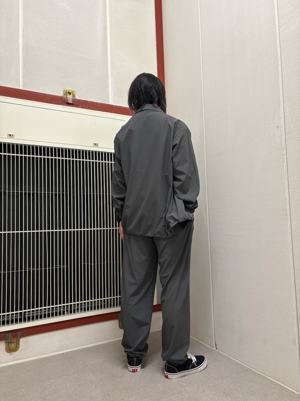 グレー系のシャツ/ブラウス、グレー系のその他パンツ、ブラック系のTシャツ/カットソーを着用したメンズの春コーディネートの3枚目の写真