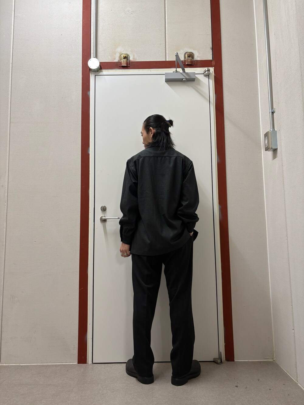 グレー系のシャツ/ブラウス、ブラック系のその他パンツを着用したメンズの秋コーディネートの3枚目の写真