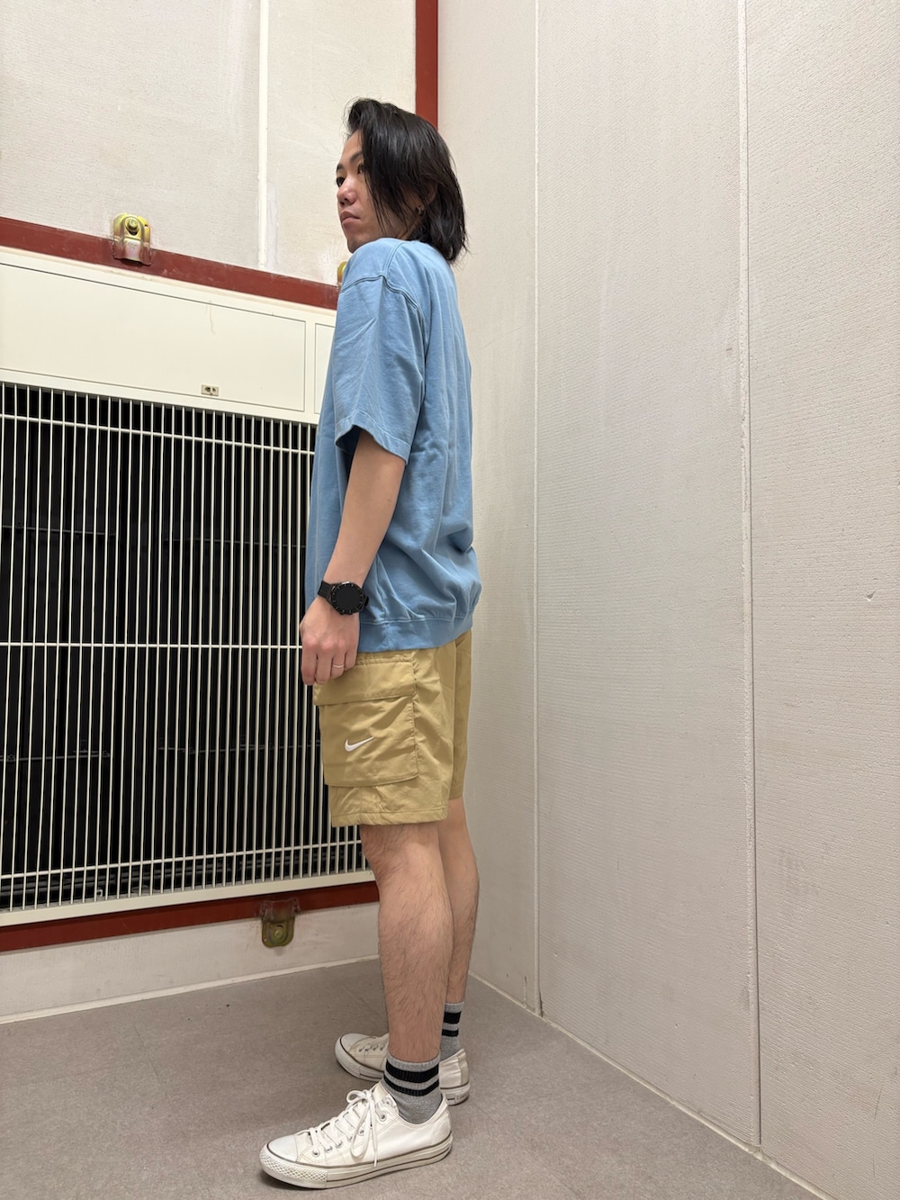 ブルー系のTシャツ/カットソー、ベージュ系のその他パンツを着用したメンズの夏コーディネートの2枚目の写真
