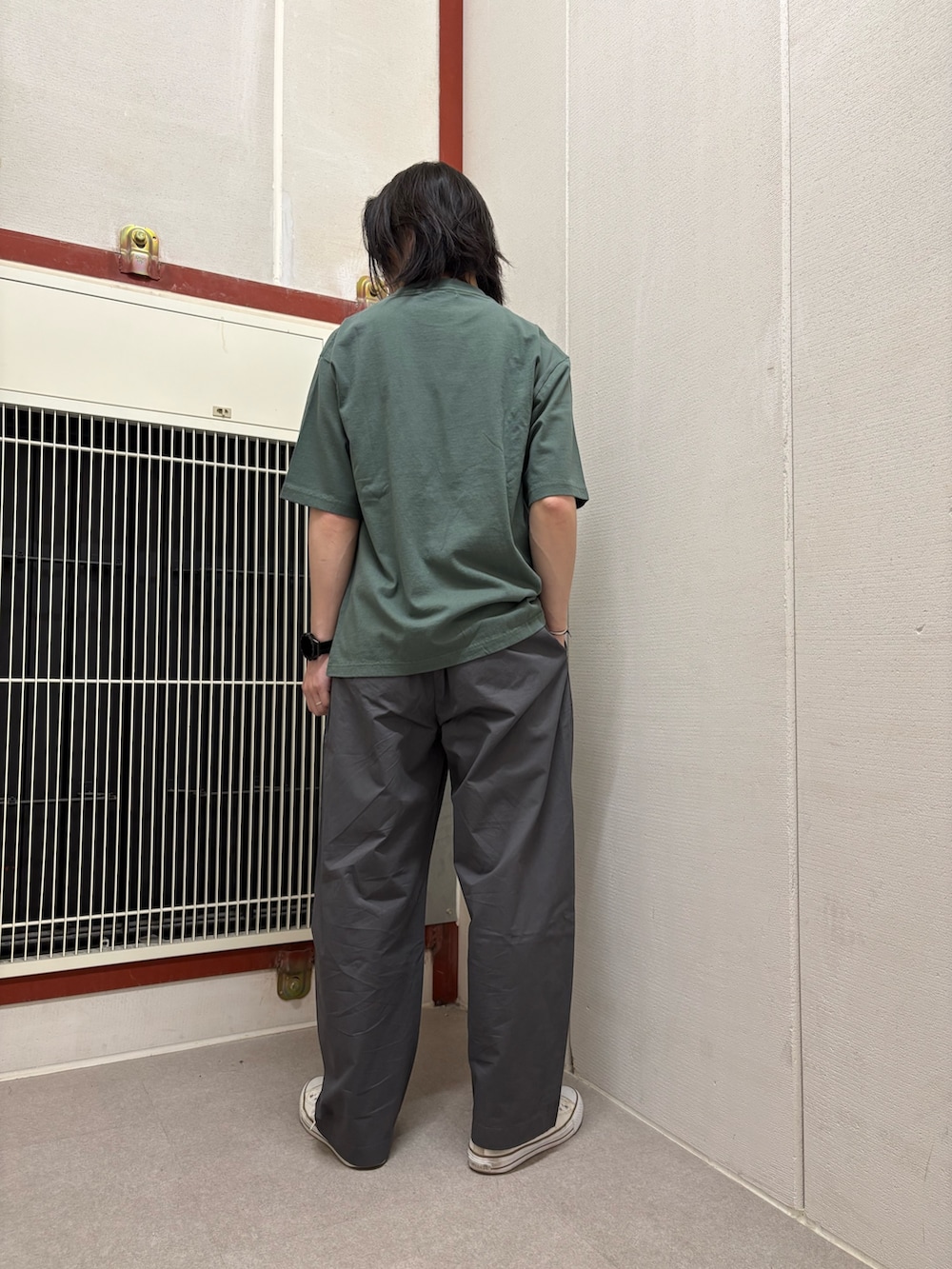 グリーン系のTシャツ/カットソー、グレー系のその他パンツを着用したメンズの夏コーディネートの3枚目の写真