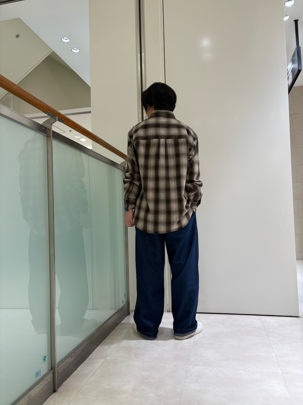ブラウン系のシャツ/ブラウス、ブルー系のその他パンツを着用したメンズの秋コーディネートの3枚目の写真