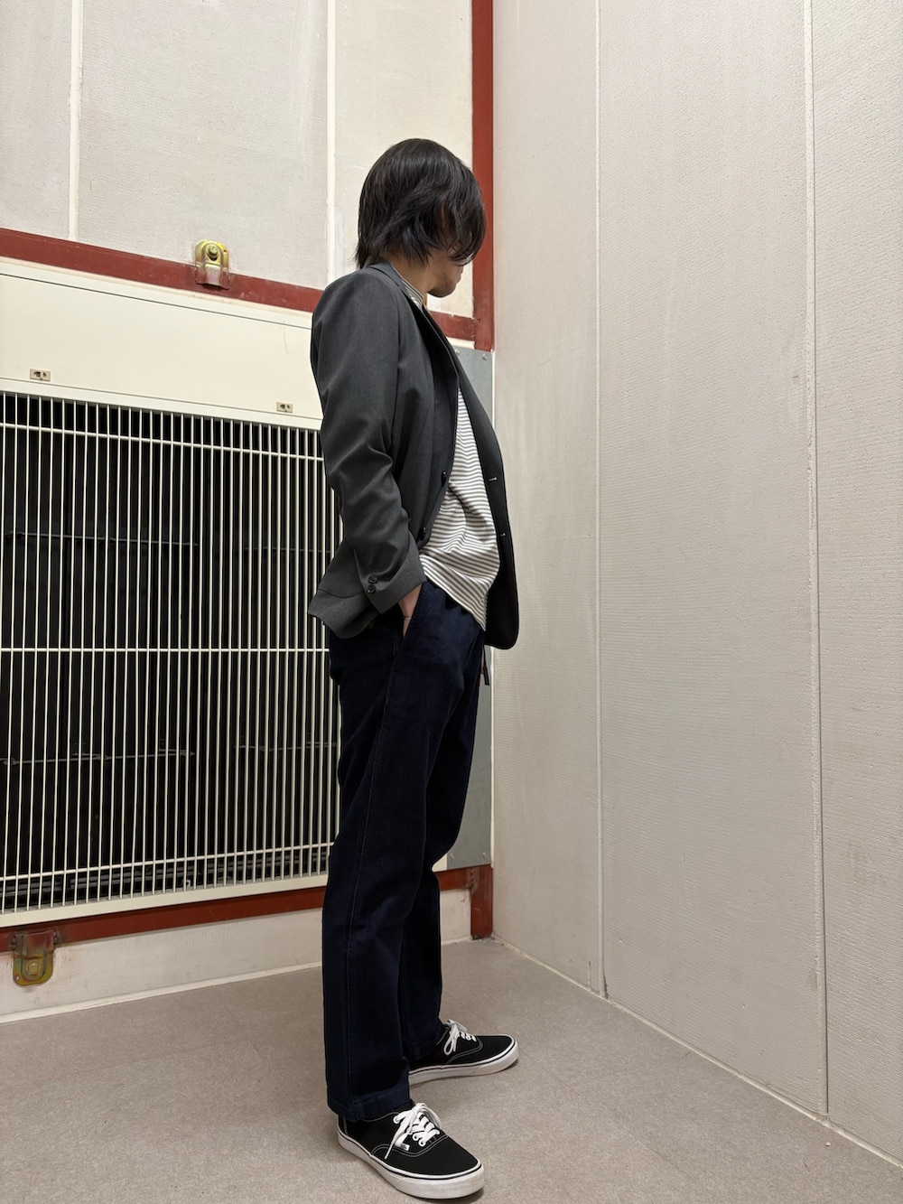 グレー系のその他アウター、グレー系のシャツ/ブラウス、ブルー系のその他パンツを着用したメンズの春コーディネートの2枚目の写真