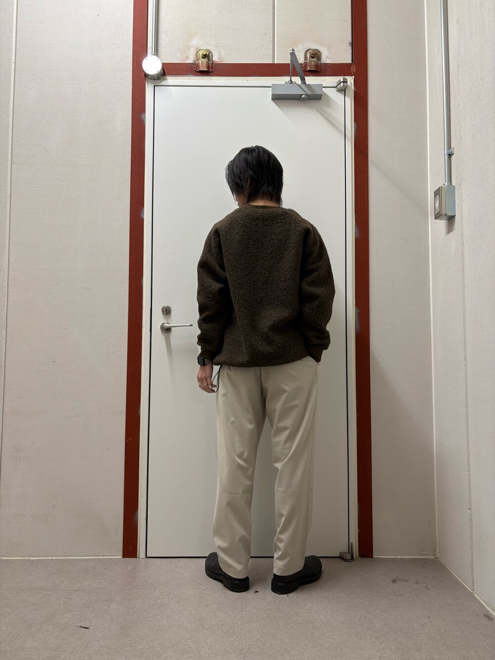 ブラウン系のTシャツ/カットソー、ベージュ系のその他パンツを着用したメンズの冬コーディネートの3枚目の写真