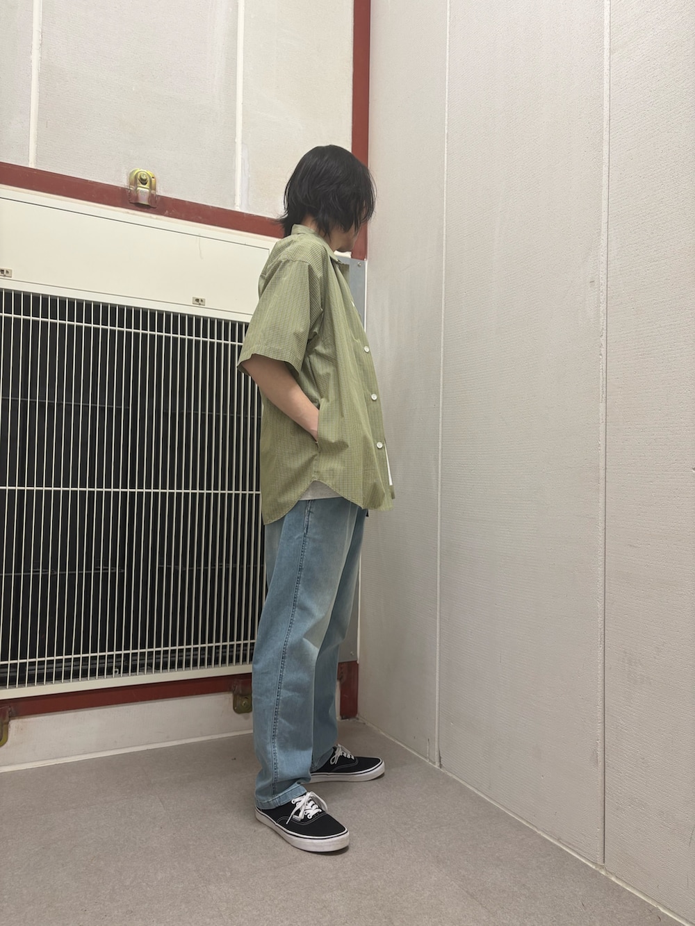 グリーン系のシャツ/ブラウス、ホワイト系のTシャツ/カットソー、ブルー系のその他パンツを着用したメンズの春コーディネートの2枚目の写真