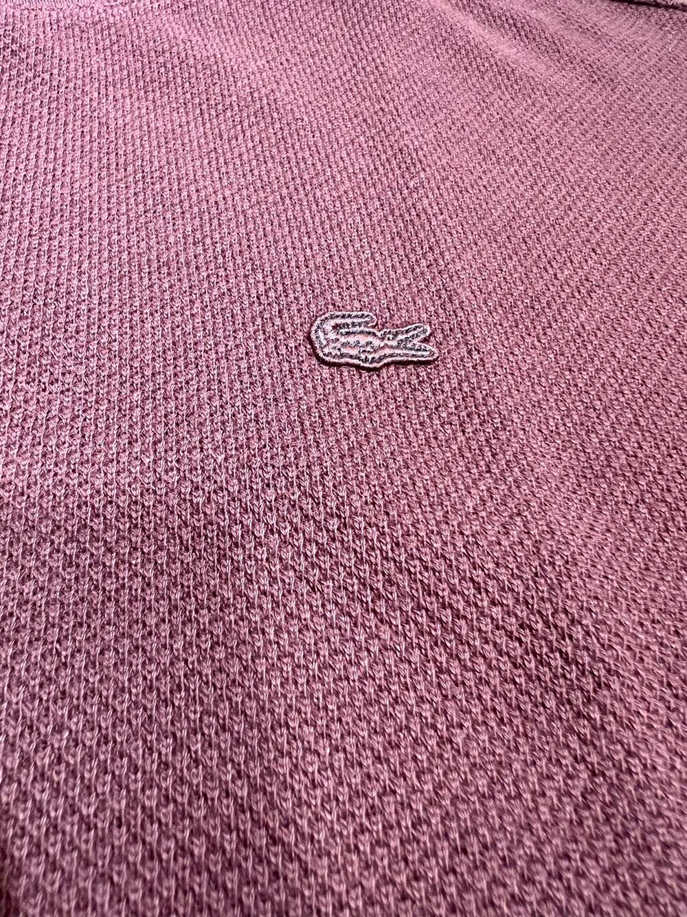 ブラック系のその他パンツ、ブラック系のショルダーバッグ、ホワイト系のスニーカーを着用したメンズの秋コーディネートの4枚目の写真