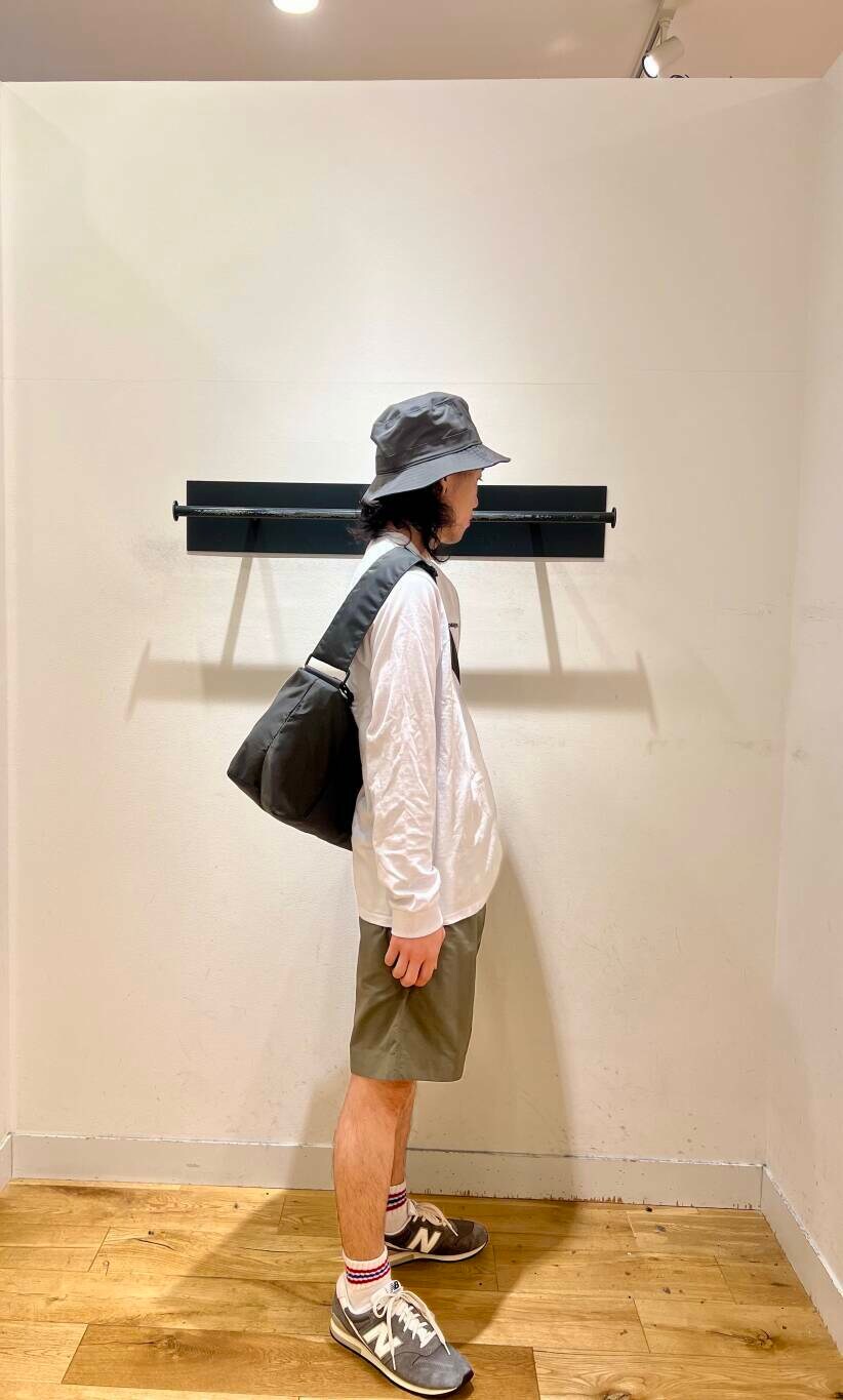 グレー系のショルダーバッグ、グリーン系のその他パンツ、グレー系のスニーカーを着用したメンズの夏コーディネートの2枚目の写真