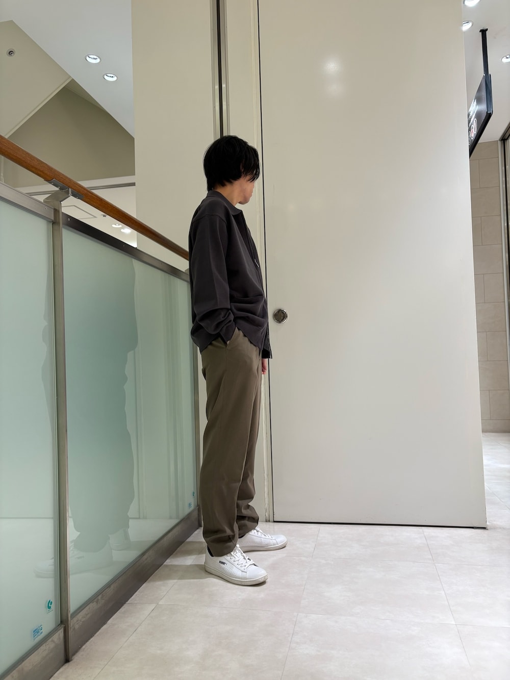 グレー系のニット/セーター、グリーン系のその他パンツを着用したメンズの秋コーディネートの2枚目の写真