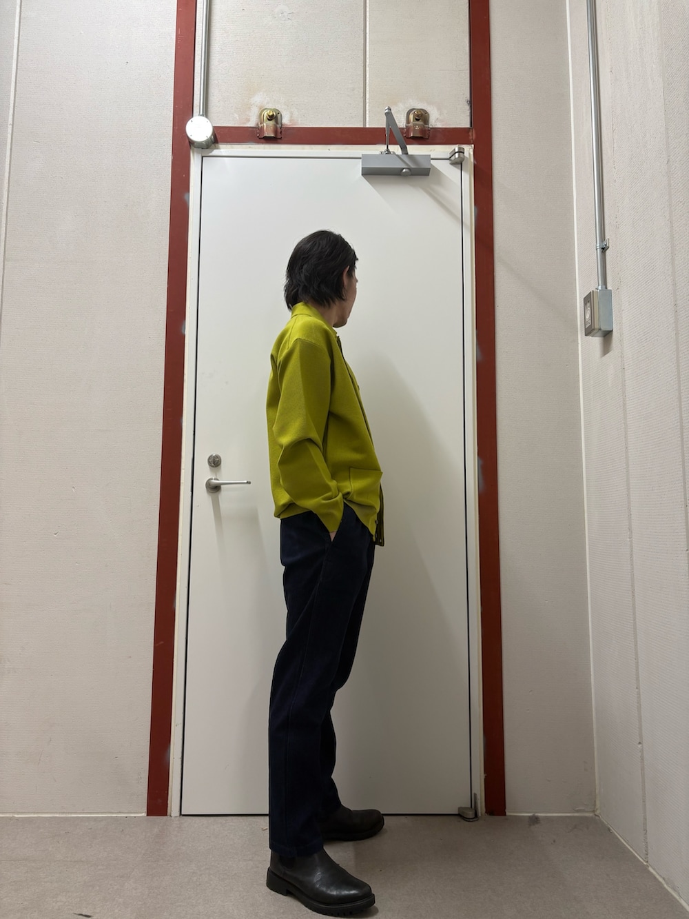 イエロー系のカーディガン/ボレロ、ブルー系のその他パンツを着用したメンズの冬コーディネートの2枚目の写真