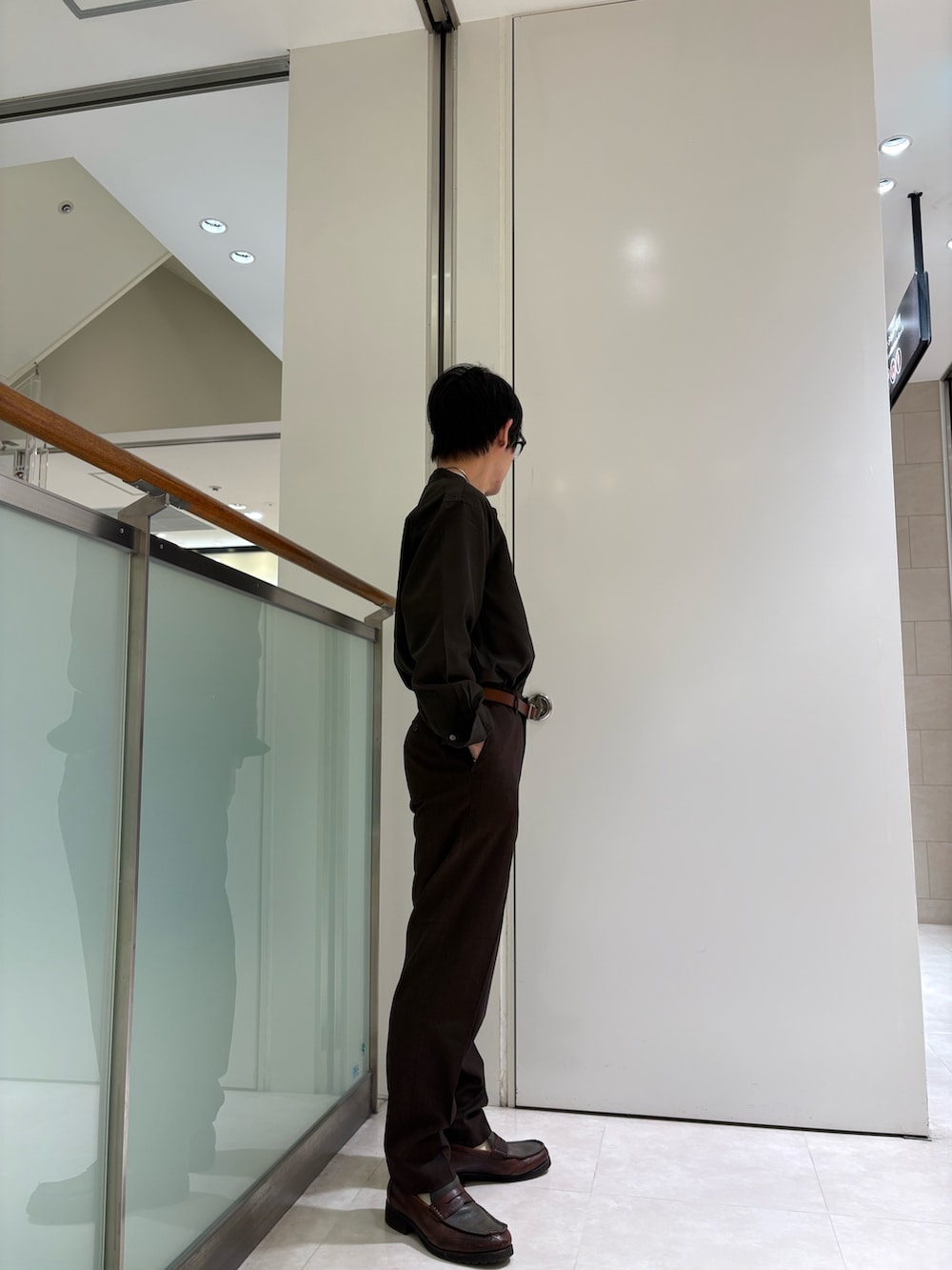 ブラウン系のシャツ/ブラウス、ブラウン系のその他パンツを着用したメンズの秋コーディネートの2枚目の写真