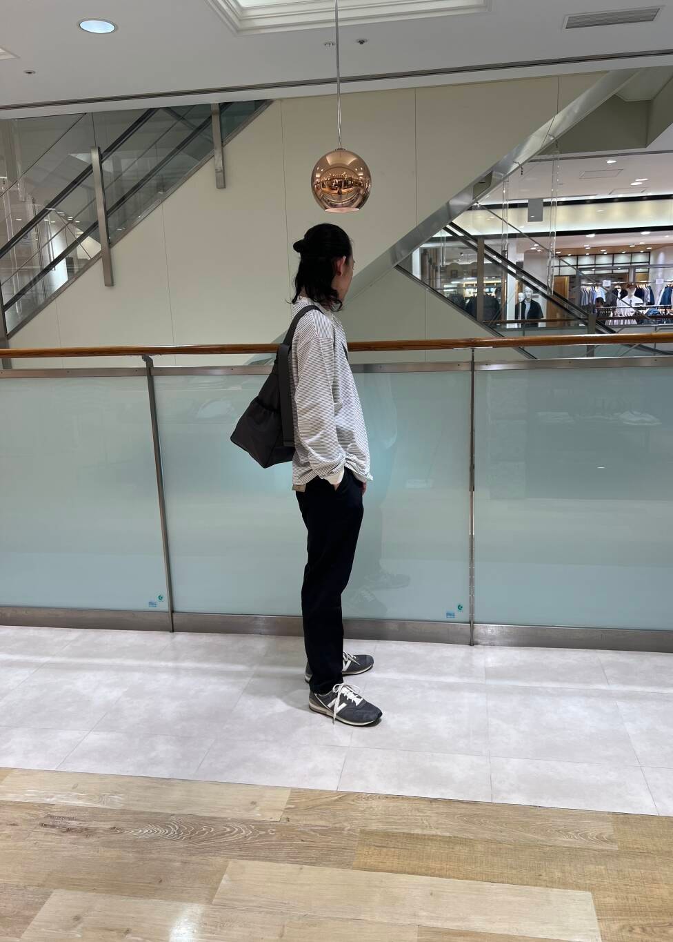 ブラック系のその他パンツ、グレー系のショルダーバッグ、ホワイト系のTシャツ/カットソーを着用したメンズの夏コーディネートの2枚目の写真