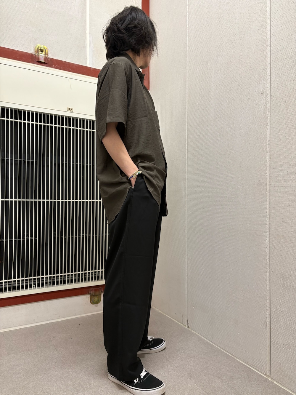 ブラック系のシャツ/ブラウス、ブラック系のその他パンツを着用したメンズの夏コーディネートの2枚目の写真