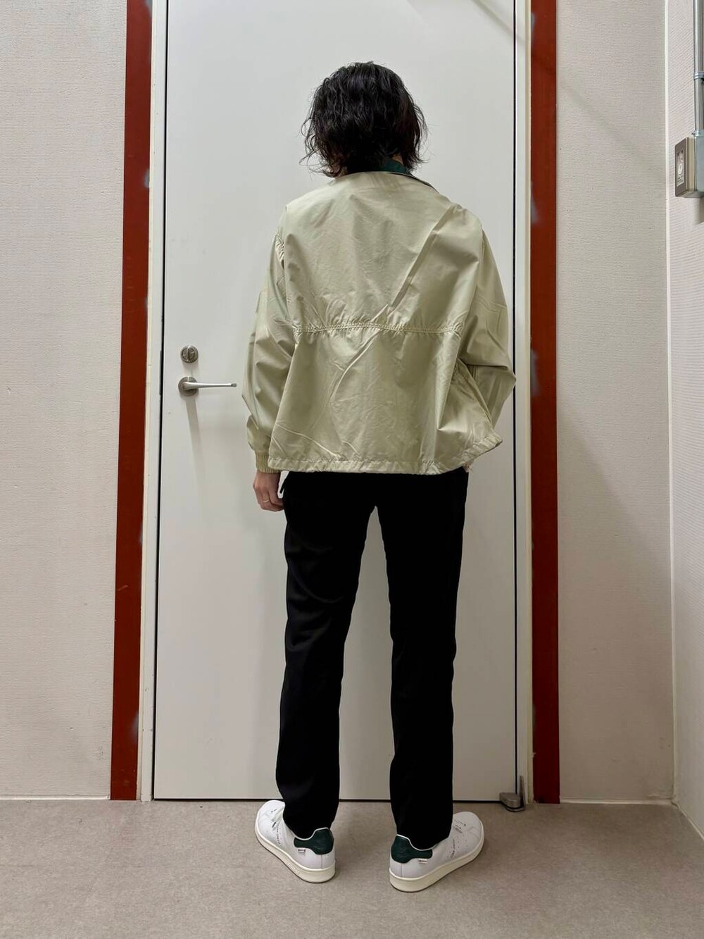 グリーン系のTシャツ/カットソー、ブラック系のその他パンツ、ホワイト系のテーラードジャケットを着用したメンズの冬コーディネートの3枚目の写真