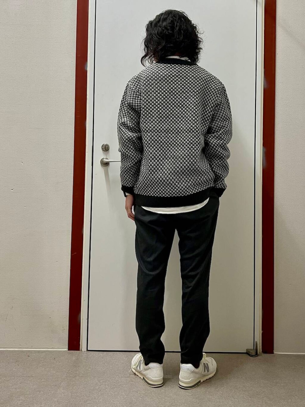 ホワイト系のスニーカー、ホワイト系のシャツ/ブラウス、グレー系のニット/セーターを着用したメンズの秋コーディネートの3枚目の写真