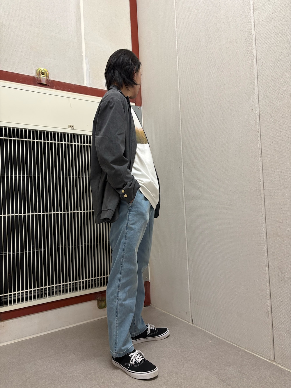 グレー系のその他アウター、ホワイト系のTシャツ/カットソー、ブルー系のその他パンツを着用したメンズの春コーディネートの2枚目の写真