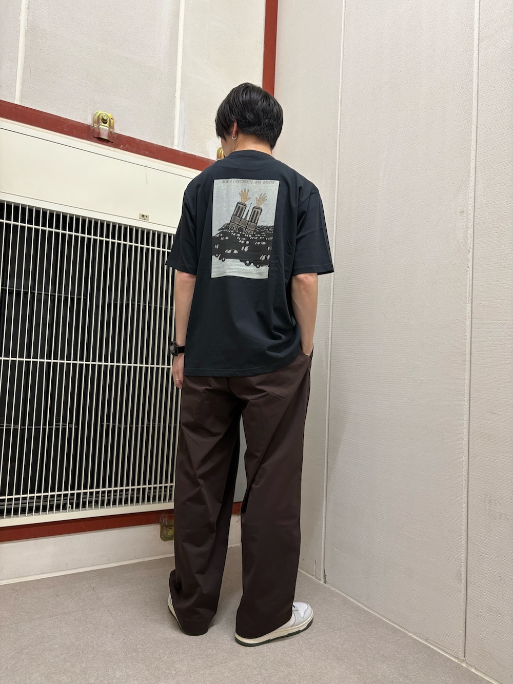 グレー系のTシャツ/カットソー、ブラウン系のその他パンツを着用したメンズの夏コーディネートの3枚目の写真