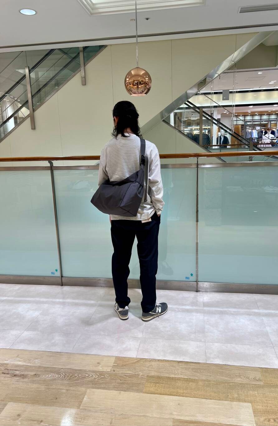 ブラック系のその他パンツ、グレー系のショルダーバッグ、ホワイト系のTシャツ/カットソーを着用したメンズの夏コーディネートの3枚目の写真