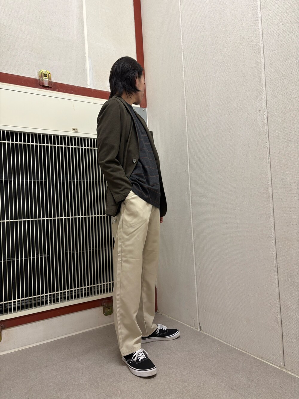 ブラウン系のその他アウター、ブラウン系のTシャツ/カットソー、ベージュ系のその他パンツを着用したメンズの春コーディネートの2枚目の写真