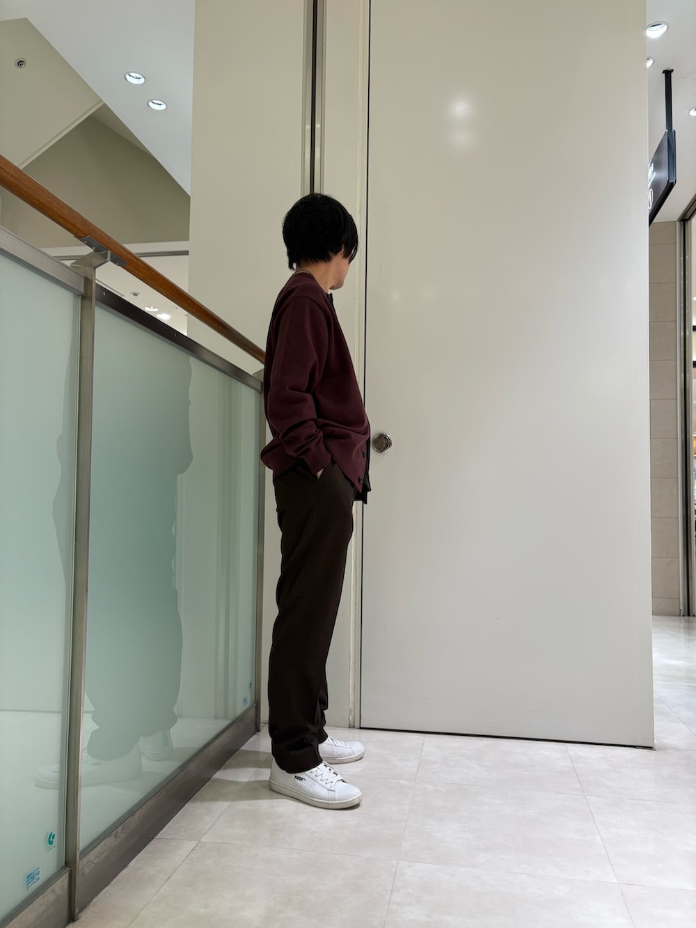 レッド系のカーディガン/ボレロ、ブラウン系のその他パンツを着用したメンズの秋コーディネートの2枚目の写真