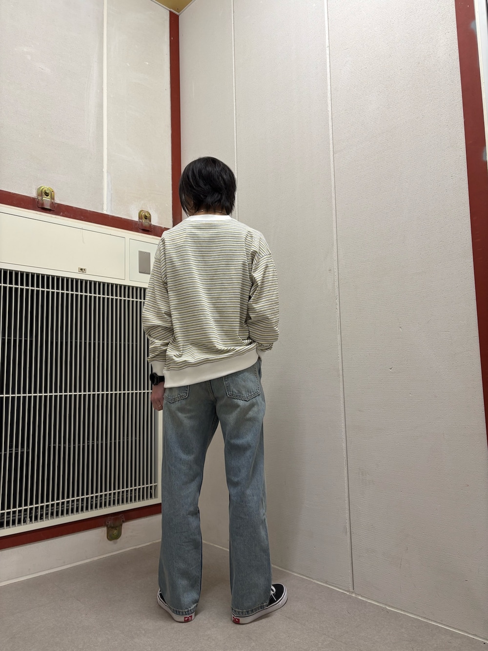 イエロー系のTシャツ/カットソー、ブルー系のデニムパンツを着用したメンズの冬コーディネートの3枚目の写真