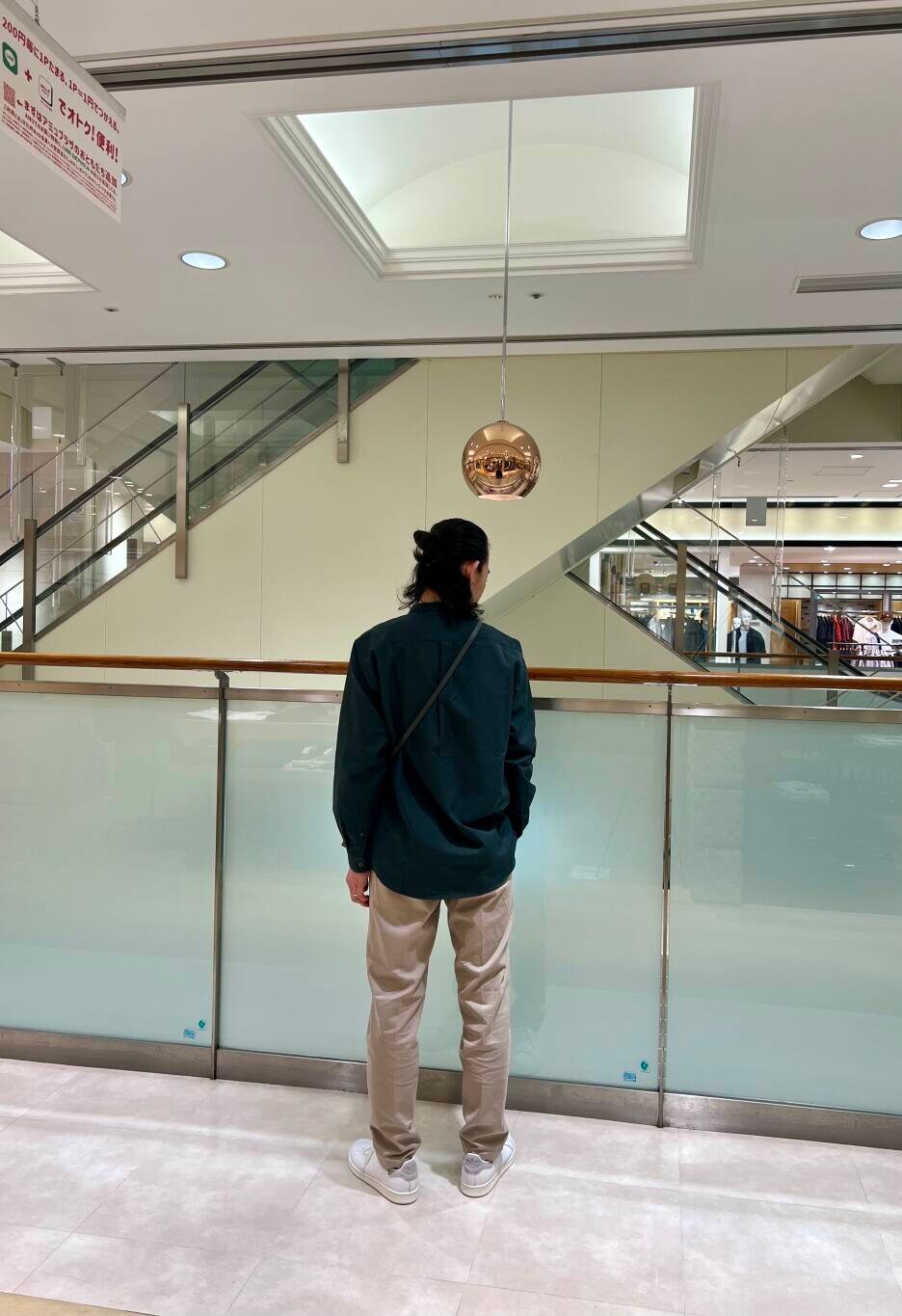 ホワイト系のスニーカー、グレー系のショルダーバッグ、ベージュ系のその他パンツを着用したメンズの夏コーディネートの3枚目の写真