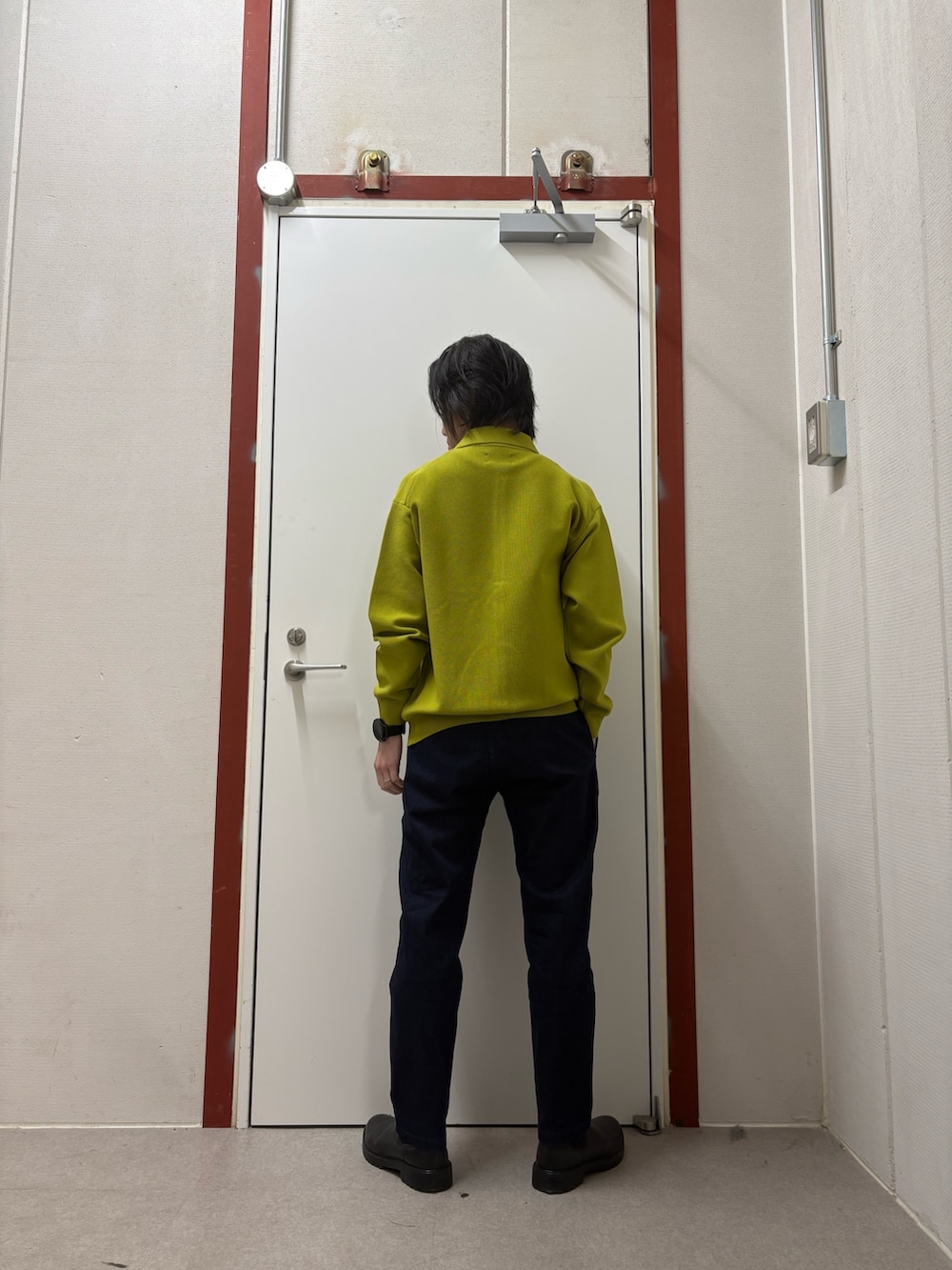 イエロー系のカーディガン/ボレロ、ブルー系のその他パンツを着用したメンズの冬コーディネートの3枚目の写真