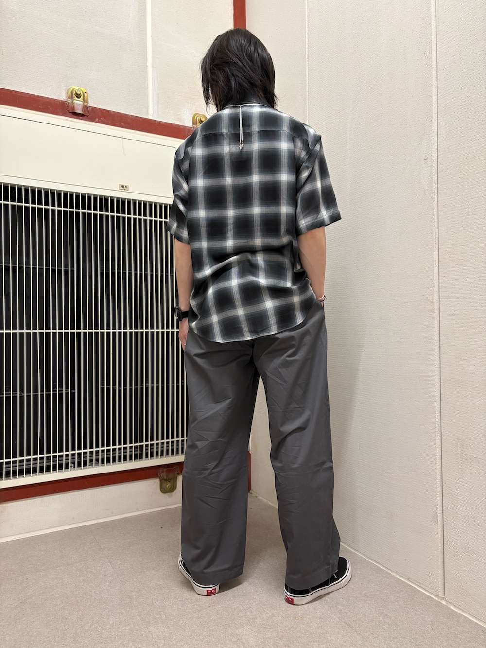 グレー系のシャツ/ブラウス、グレー系のパンツを着用したメンズの春コーディネートの3枚目の写真