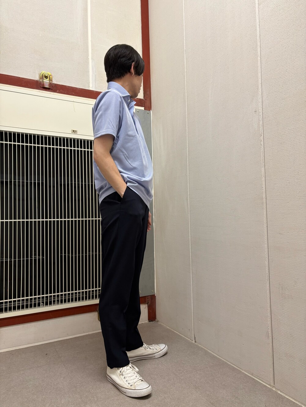 ブルー系のシャツ/ブラウス、ブルー系のその他パンツを着用したメンズの夏コーディネートの2枚目の写真