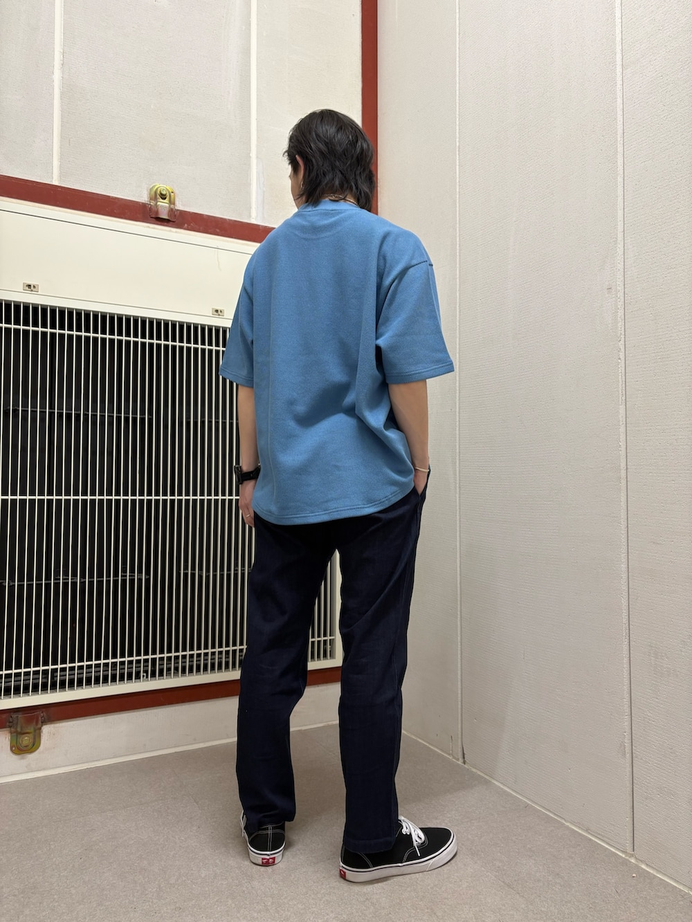 ブルー系のTシャツ/カットソー、ブルー系のその他パンツを着用したメンズの春コーディネートの3枚目の写真